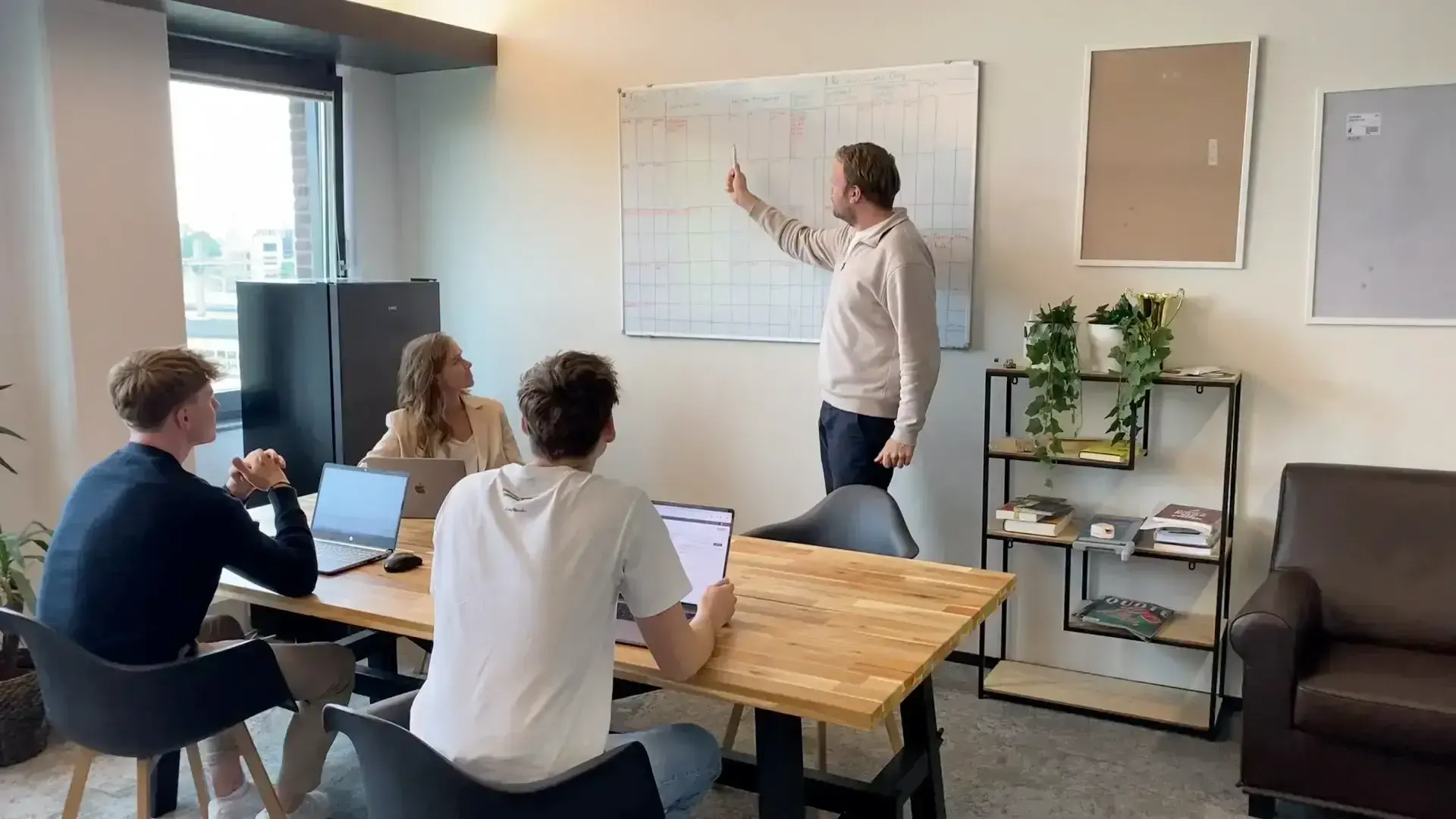 Het team van ReviewChicken in overleg bij een whiteboard